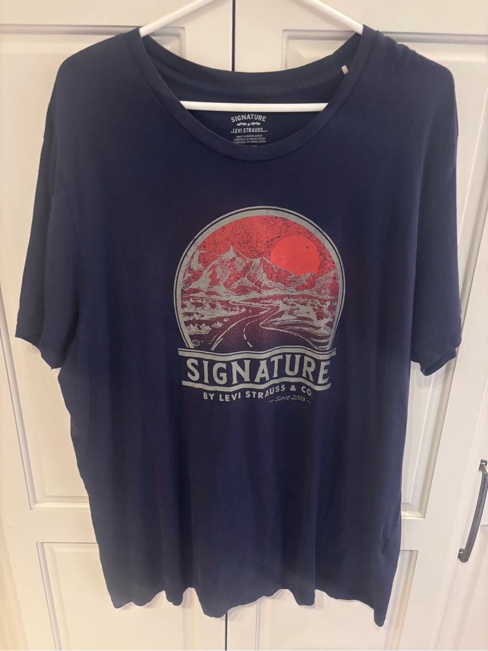 Signature by Levi Strauss Navy Tee with Red Graphic Mountain Print xxl